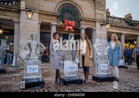 Cast of the West End Theatre produzione Disney: ‘Frozen: The Musical’ radunarsi a Covent Garden. Londra, Regno Unito. Foto Stock