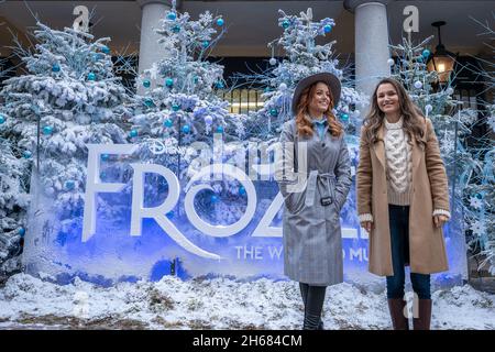 Cast of Disney produzione teatrale: “Frozen: The Musical”, tra cui Stephanie McKeon(L) come Anna e Samantha abbaiano(R) come Elsa riunirsi a Covent Garden. Foto Stock