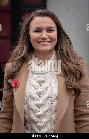 Cast of the West End Theatre produzione Disney: ‘Frozen: The Musical’, tra cui le barrette di Samantha come Elsa si riuniscono a Covent Garden. Londra, Regno Unito. Foto Stock