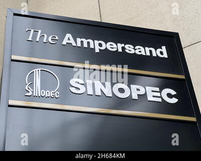 Calgary, Alberta, Canada - 13 novembre 2021:il segno delle aziende con uffici nell'edificio Ampersand. Sinopec segno di energia. Foto Stock