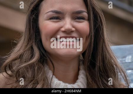 Cast of the West End Theatre produzione Disney: ‘Frozen: The Musical’, tra cui le barrette di Samantha come Elsa si riuniscono a Covent Garden. Londra, Regno Unito. Foto Stock