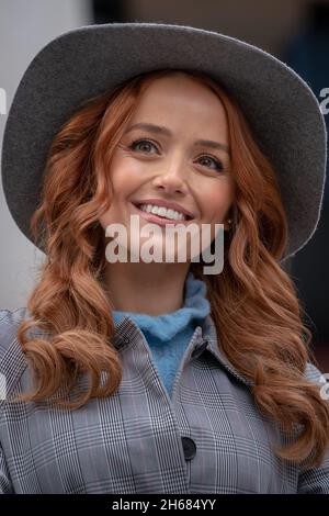 Cast of the West End Theatre produzione Disney: ‘Frozen: The Musical’, tra cui Stephanie McKeon come Anna si riuniscono a Covent Garden. Londra, Regno Unito. Foto Stock