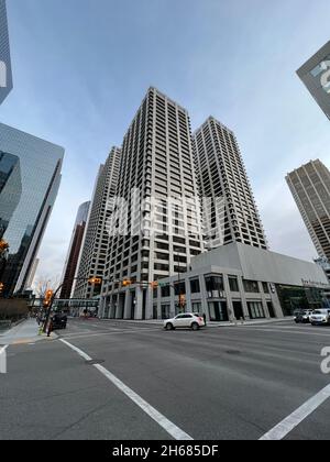 Calgary, Alberta, Canada - 13 novembre 2021: Edificio degli uffici di Bow Valley Square. Complesso a torre con uffici a quattro torri situato nel centro di Calgary. Foto Stock