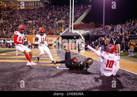 13 novembre 2021: Wake Forest Daemon Deacons ampio ricevitore A.T. Perry (9) prende il controllo per un touchdown nel primo trimestre contro il North Carolina state Wolfpack durante la partita di calcio ACC al Truist Field di Winston-Salem, NC. (Scott Kinser/Cal Sport Media) Foto Stock