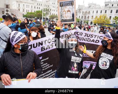 Centinaia di manifestanti sono scesi per le strade di Lima nell'ambito delle attività commemorative di un anno dalla morte di Inti Sotelo e Bryan Pintado, due giovani attivisti peruviani uccisi nelle proteste del 14 novembre 2020, Che ha costretto l'allora presidente del Perù, Manuel Merino, a dimettersi appena 5 giorni dopo il suo insediamento. Merino è stato nominato presidente dal congresso dopo la rimozione di Martin Vizcarra, che a sua volta sostituiva Pedro Pablo Kuczynski, anch'esso respinto dal congresso. Foto Stock