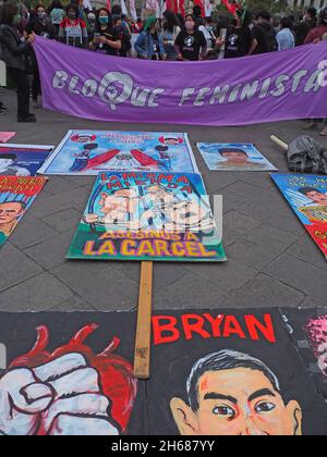 Centinaia di manifestanti sono scesi per le strade di Lima nell'ambito delle attività commemorative di un anno dalla morte di Inti Sotelo e Bryan Pintado, due giovani attivisti peruviani uccisi nelle proteste del 14 novembre 2020, Che ha costretto l'allora presidente del Perù, Manuel Merino, a dimettersi appena 5 giorni dopo il suo insediamento. Merino è stato nominato presidente dal congresso dopo la rimozione di Martin Vizcarra, che a sua volta sostituiva Pedro Pablo Kuczynski, anch'esso respinto dal congresso. Foto Stock