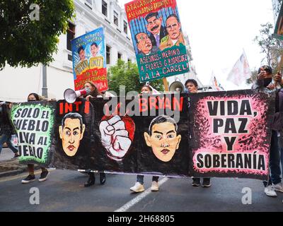 Centinaia di manifestanti sono scesi per le strade di Lima nell'ambito delle attività commemorative di un anno dalla morte di Inti Sotelo e Bryan Pintado, due giovani attivisti peruviani uccisi nelle proteste del 14 novembre 2020, Che ha costretto l'allora presidente del Perù, Manuel Merino, a dimettersi appena 5 giorni dopo il suo insediamento. Merino è stato nominato presidente dal congresso dopo la rimozione di Martin Vizcarra, che a sua volta sostituiva Pedro Pablo Kuczynski, anch'esso respinto dal congresso. Foto Stock