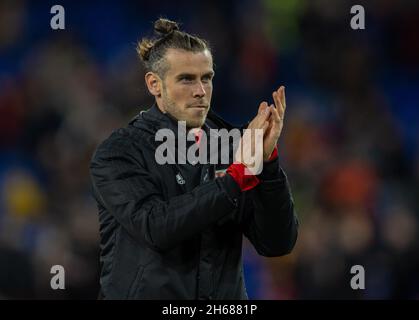 Cardiff. 14 novembre 2021. Gareth Bale del Galles festeggia dopo la Coppa del mondo FIFA Qatar 2022 Qualificing Group e la partita di calcio tra Galles e Bielorussia al Cardiff City Stadium, Gran Bretagna, il 13 novembre 2021. Credit: Xinhua/Alamy Live News Foto Stock