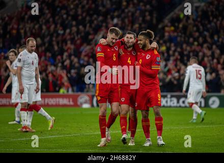 Cardiff. 14 novembre 2021. Ben Davies (C) del Galles festeggia con i suoi compagni di squadra Joe Rodon (L) e Tyler Roberts durante la partita di calcio della Coppa del mondo FIFA Qatar 2022 Qualificing Group e tra Galles e Bielorussia allo stadio cittadino di Cardiff, in Gran Bretagna, il 13 novembre 2021. Credit: Xinhua/Alamy Live News Foto Stock