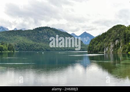 Riflesso della vista sul lago di Alpsee durante le vacanze estive in Baviera, Germania Foto Stock