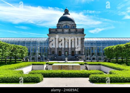 Vista della famosa Cancelleria di Stato - Staatskanzlei con memoriale di guerra nel centro della città tedesca della capitale bavarese. Foto Stock