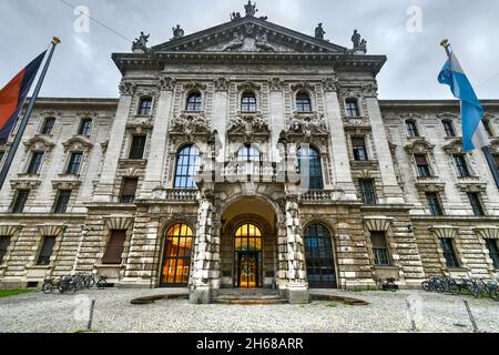 Monaco di Baviera, Germania - 7 luglio 2021: Palazzo di Giustizia Distrettuale a Monaco di Baviera, Germania Foto Stock