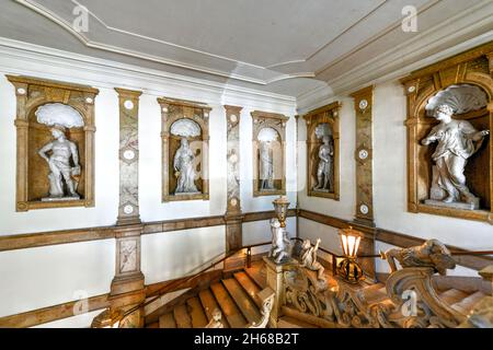 Salisburgo, Austria - 10 luglio 2021: Scala del Palazzo Mirabell. Il palazzo è un monumento patrimonio culturale elencato e parte del centro storico di Foto Stock