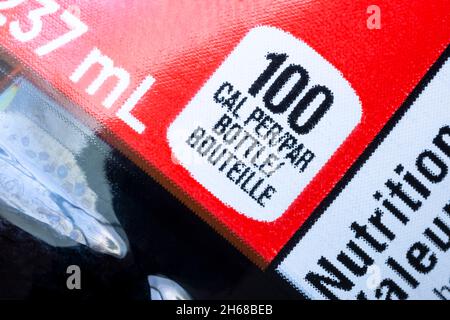 Un vicino ad una bottiglia normale di bevanda analcolica alla quantità di calorie. Foto Stock