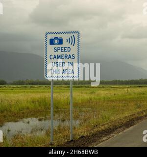 Autovelox utilizzati in questa zona segnaletica stradale su un'autostrada di campagna Foto Stock