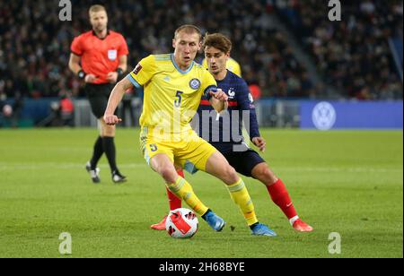 Islabbek Kuat del Kazakhstan, Antoine Griezmann della Francia durante la Coppa del mondo FIFA 2022, Qualifiers Group D partita di calcio tra la Francia e il Kazakhstan il 13 novembre 2021 a Parc des Princes, Parigi, Francia - Foto Jean Catuffe / DPPI Foto Stock