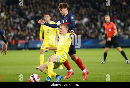 Islabbek Kuat del Kazakhstan, Antoine Griezmann della Francia durante la Coppa del mondo FIFA 2022, Qualifiers Group D partita di calcio tra la Francia e il Kazakhstan il 13 novembre 2021 a Parc des Princes, Parigi, Francia - Foto Jean Catuffe / DPPI Foto Stock