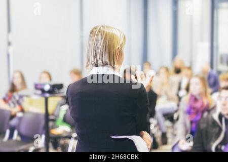 Femmina altoparlante pubblico dando parlare a eventi aziendali. Foto Stock