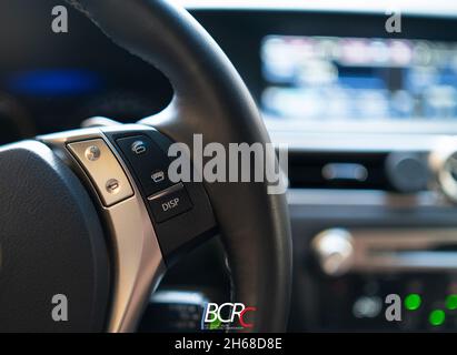 i pulsanti di comando sul volante si avvicinano. Foto Stock