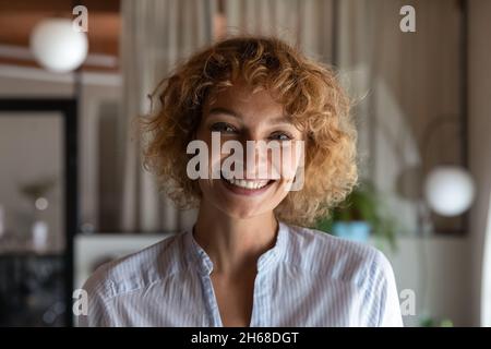 Giovane donna d'affari con capelli rossi anni '30 che guarda la fotocamera. Foto Stock