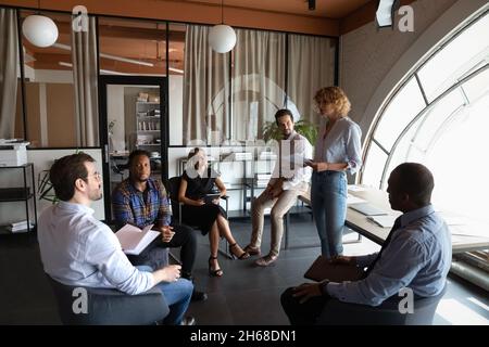 Una giovane e qualificata dirigente femminile che tiene un incontro con i colleghi. Foto Stock