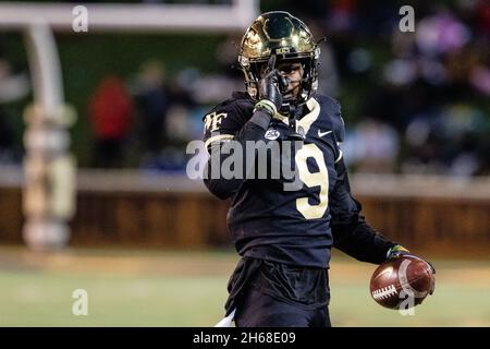 13 novembre 2021: Wake Forest Daemon Deacons ampio ricevitore A.T. Perry (9) festeggia il suo primo Down Catch nel quarto trimestre contro il North Carolina state Wolfpack alla partita di calcio ACC al Truist Field di Winston-Salem, NC. (Scott Kinser/Cal Sport Media) Foto Stock