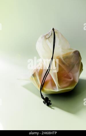 Piccola borsa da alimentari riutilizzabile su sfondo bianco. Foto Stock