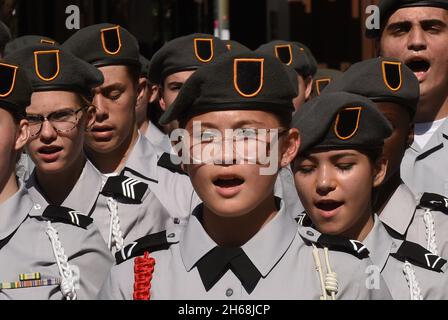 Orlando, Stati Uniti. 13 Nov 2021. I membri dell'Air Force Junior ROTC marciano in una sfilata Veterans Day a Orlando, Florida. (Foto di Paul Hennessy/SOPA Images/Sipa USA) Credit: Sipa USA/Alamy Live News Foto Stock