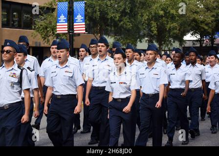 Orlando, Stati Uniti. 13 Nov 2021. I membri dell'Air Force Junior ROTC marciano in una sfilata Veterans Day a Orlando, Florida. (Foto di Paul Hennessy/SOPA Images/Sipa USA) Credit: Sipa USA/Alamy Live News Foto Stock