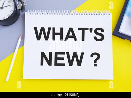 What's New message writen in notebook, business concept per quando si chiede a qualcuno le sue azioni attuali eventi live Foto Stock