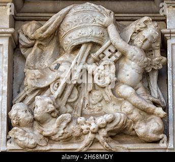 Detalle de Escudo con Ángeles en la catedral de Cádiz, España Foto Stock