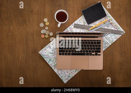 Elementi essenziali per il lavoro. un computer portatile e una tazza di  caffè su un tavolo Foto stock - Alamy