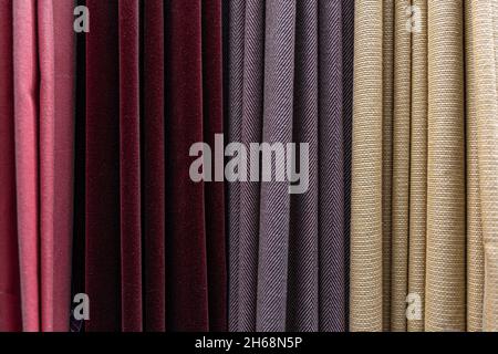 Set di tessuti multicolore densi di consistenza uniforme. Foto Stock