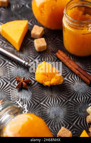 Marmellata di zucca dolce fatta in casa in vaso Foto Stock