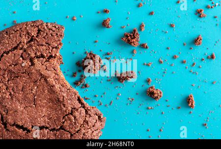 Biscotti americani su sfondo turchese. Lei. Piatta Vista dall'alto. Foto Stock