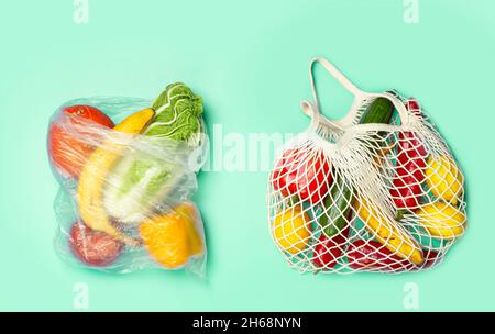 Una borsa riutilizzabile con verdure e frutta dal supermercato. Concetto di divieto di sacchetto in plastica monouso. Zero background di scarto. Foto di alta qualità. Foto di alta qualità Foto Stock