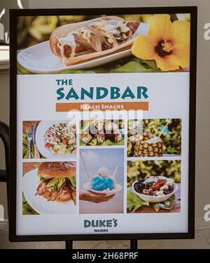 Waikiki, Honolulu, Hawaii - Ott 31, 2021-Beach segno pubblicità Duke's Sandbar spiaggia ristorante. Foto Stock