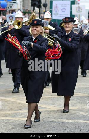 Donne che suonano il tamburello per la banda delle truppe della famiglia dell'Esercito della salvezza al Lord Mayor's Show del 2021 sabato 13 novembre 2021. Foto Stock