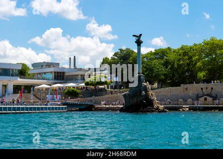 Sevastopol, Crimea, Russia - 11 giugno 2021: Monumento alle navi allagate e Kornilov Embankment a Sevastopol, la Crimea nella soleggiata giornata estiva. Foto Stock