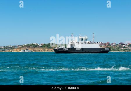 Sevastopol, Crimea, Russia - 11 giugno 2021: Traghetto Ammiral Lazarev, Sevastopol Bay. Foto Stock