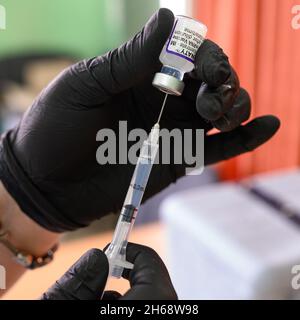 Kalush, Ucraina 14 settembre 2021: Vaccino contro il coronavirus pfizer, protezione del sistema immunitario umano. Foto Stock