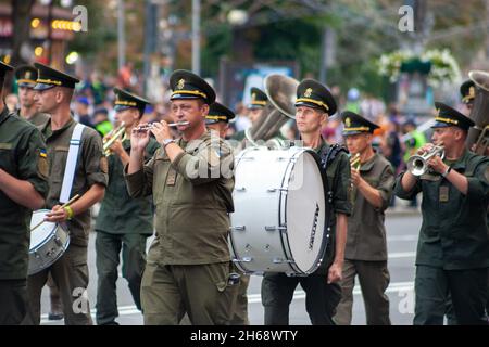 Ucraina, Kiev - 18 agosto 2021: Banda militare. Strumenti musicali Wind. I soldati maschi stanno suonando musica. Esercito ucraino che marciò nella parata. Marcia della folla. Soldati dell'esercito. Foto Stock