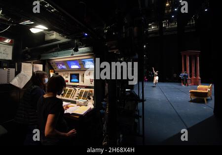 Monaco di Baviera, Germania. 11 Nov 2021. I membri dell'ensemble si esibiscono sul palco durante una prova del balletto 'Cenerentola' presso il Teatro Nazionale. Il lavoro in tre atti è previsto per celebrare la sua prima tedesca al Teatro Nazionale il 19 novembre 2021. Credit: Sven Hoppe/dpa/Alamy Live News Foto Stock