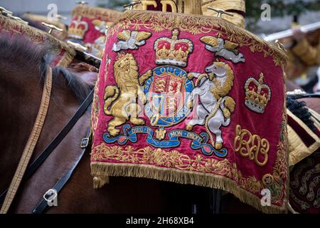 I membri della Househld Cavalry si sono preparati prima dello spettacolo del sindaco nella città di Londra, il distretto finanziario e storico della capitale, il 13 novembre 2021, a Londra, Inghilterra. Alderman Vincent Keaveny è stato eletto come il 693 Signore Sindaco della città di Londra. Lo spettacolo risale al XIII secolo, quando il re Giovanni consentì all'antica città di Londra di nominare il proprio sindaco e ogni sindaco appena eletto ha fatto lo stesso viaggio annuale per le strade per oltre 800 anni. Foto Stock