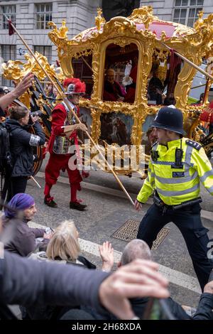 Gli attivisti del cambiamento climatico sconvolgono i progressi del neoeletto sindaco di Londra, Alderman Vincent Keaveny, su Fleet Street durante la mostra del sindaco di Londra, il distretto finanziario e storico della capitale, il 13 novembre 2021, a Londra, Inghilterra. Alderman Vincent Keaveny è stato eletto come il 693 Signore Sindaco della città di Londra. Lo spettacolo risale al XIII secolo, quando il re Giovanni consentì all'antica città di Londra di nominare il proprio sindaco e ogni sindaco appena eletto ha fatto lo stesso viaggio annuale per le strade per oltre 800 anni. Foto Stock