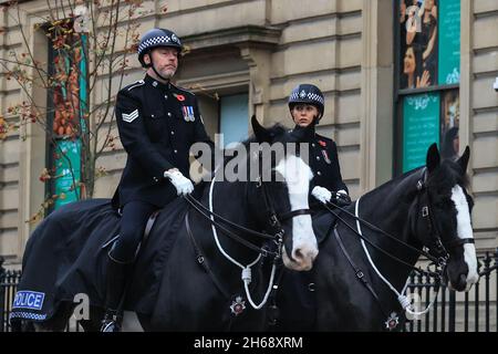 Leeds, Regno Unito. 14 novembre 2021. Due ufficiali di polizia montati passarono davanti in preparazione dei tributi della Domenica della memoria al War Memorial a Victoria Gardens Leeds, West Yorkshire, Regno Unito il 14 novembre 2021. A Leeds, Regno Unito il 11/14/2021. (Foto di Mark Cosgrove/News Images/Sipa USA) Credit: Sipa USA/Alamy Live News Foto Stock