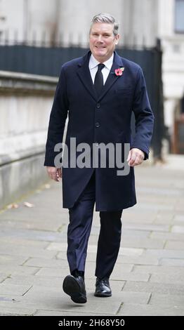 Il leader del lavoro Sir Keir Starmer a Downing Street, prima del servizio della domenica della memoria presso il Cenotaph, a Whitehall, Londra. Data foto: Domenica 14 novembre 2021. Foto Stock