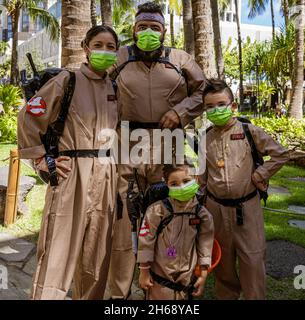Waikiki, Honolulu, Hawaii - 31 ottobre 2021 - Famiglia vestita come Ghost Busters per Halloween. Foto Stock