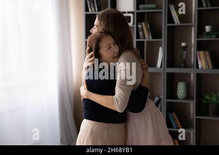 Madre felice della donna matura con figlia cresciuta abbracciando Foto Stock