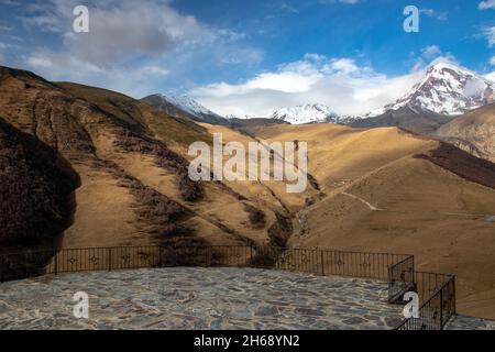 Kazbegi montagne Foto Stock